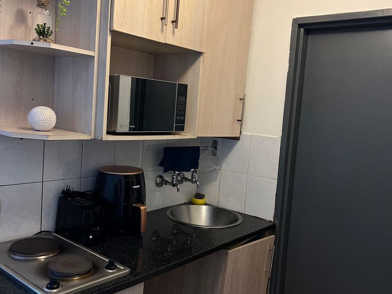 GREAT INVESTMENT - Bachelor flats close to University! - Photo 5