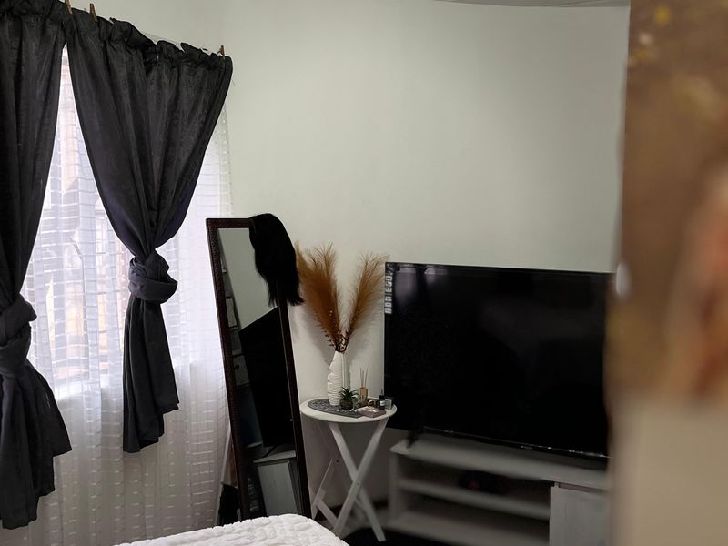 GREAT INVESTMENT - Bachelor flats close to University! - Photo 2