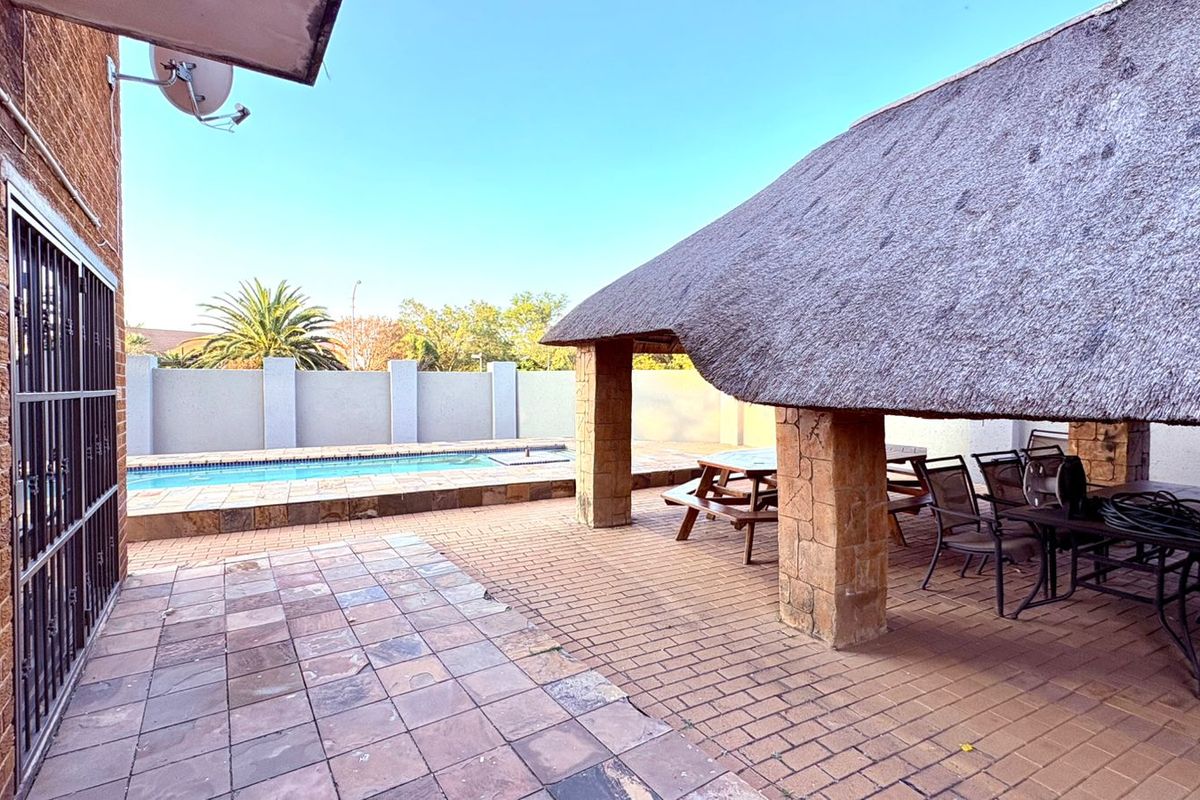 Immaculate Double Storey Home in Ferryvale - Photo 2