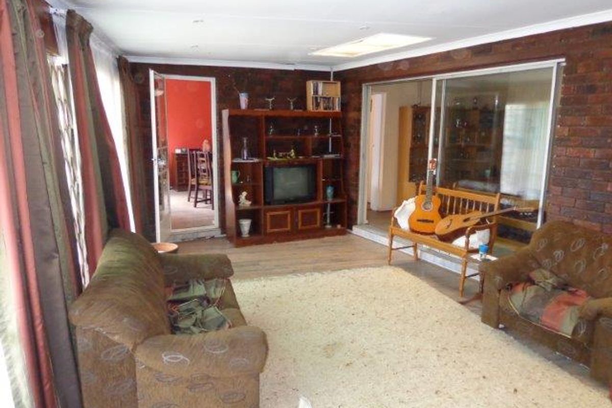 Family Home! - Photo 3