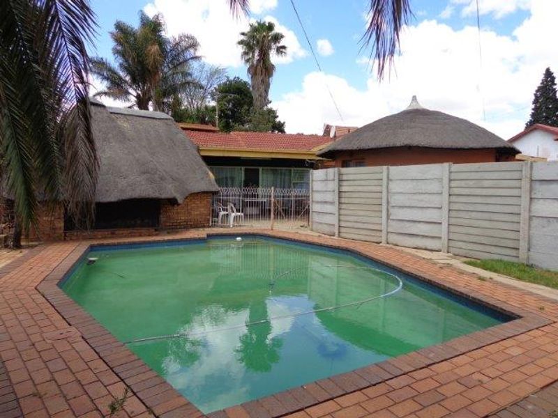 Family Home! - Photo 9