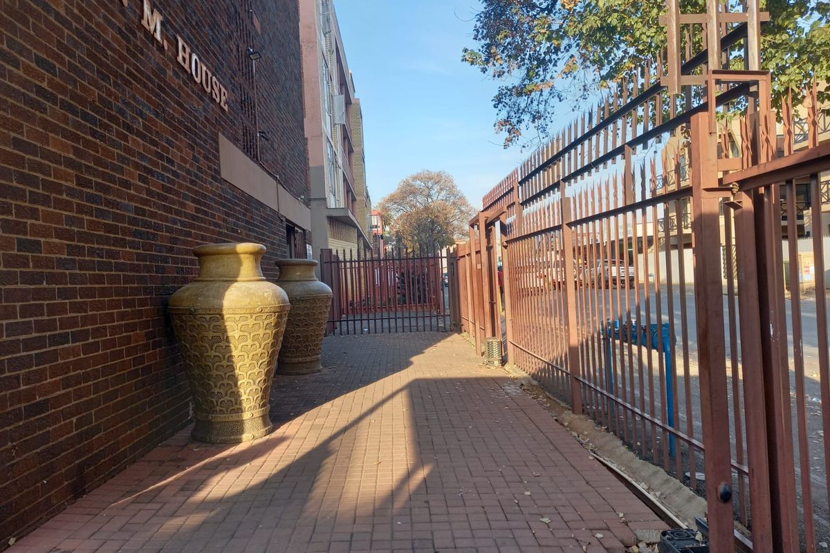 2-Bedroom Flatlet for Sale – Prime Location! Spacious 2-bedroom flatlet with 1 bathroom and double - Photo 3