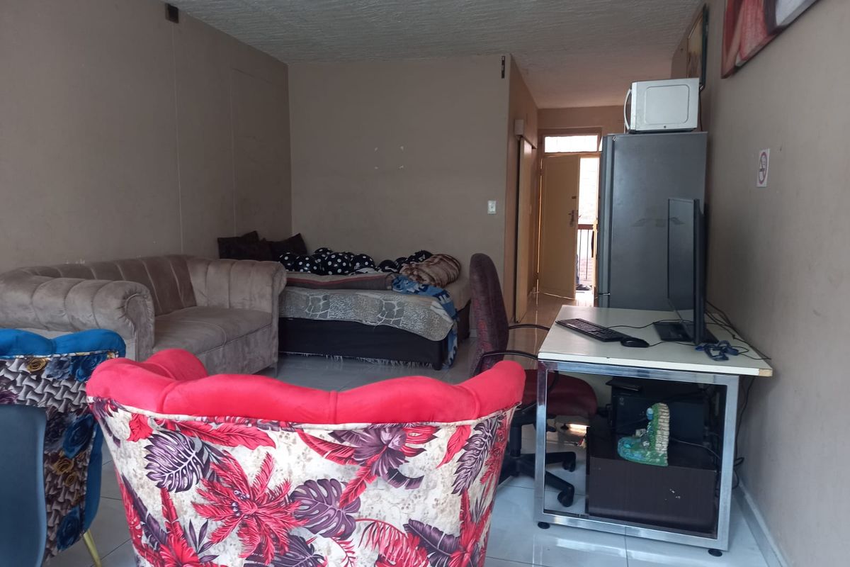 2-Bedroom Flatlet for Sale – Prime Location! Spacious 2-bedroom flatlet with 1 bathroom and double - Photo 4