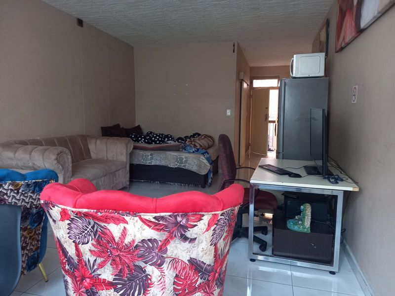 2-Bedroom Flatlet for Sale – Prime Location! Spacious 2-bedroom flatlet with 1 bathroom and double - Photo 4