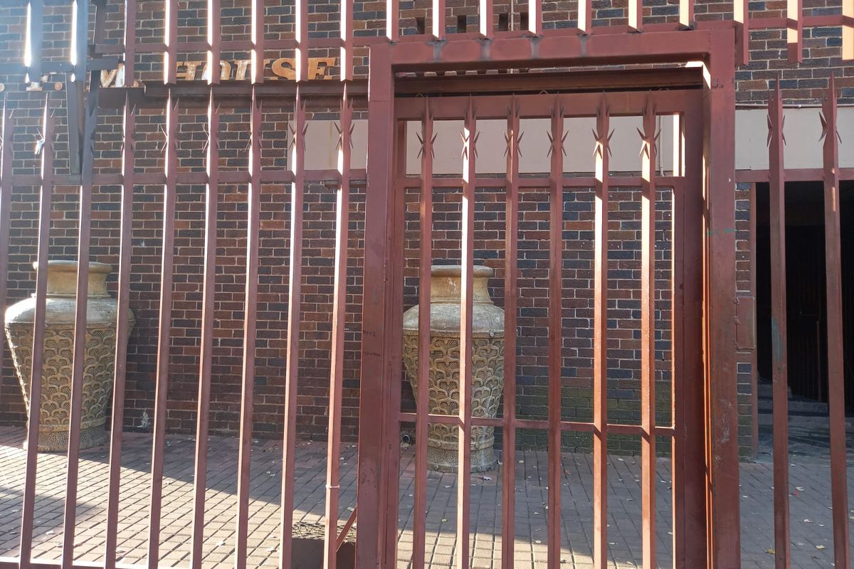 2-Bedroom Flatlet for Sale – Prime Location! Spacious 2-bedroom flatlet with 1 bathroom and double - Photo 2