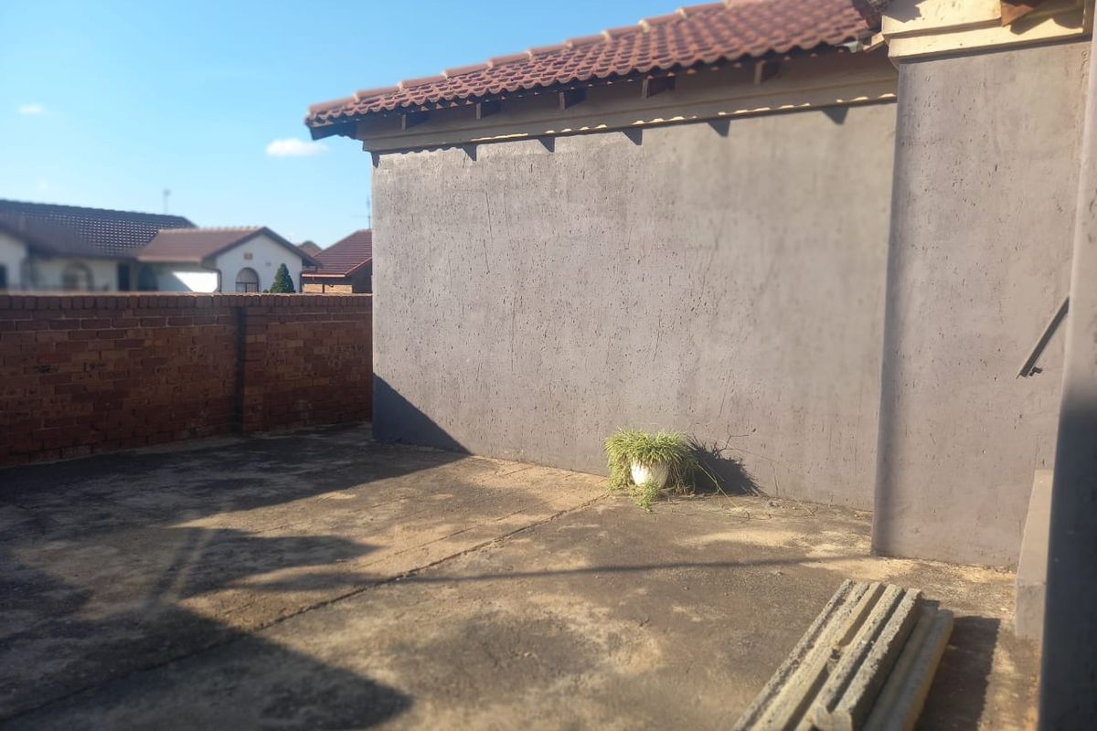 This welcoming investment property with three specious tiled bedrooms in the very big stand - Photo 2