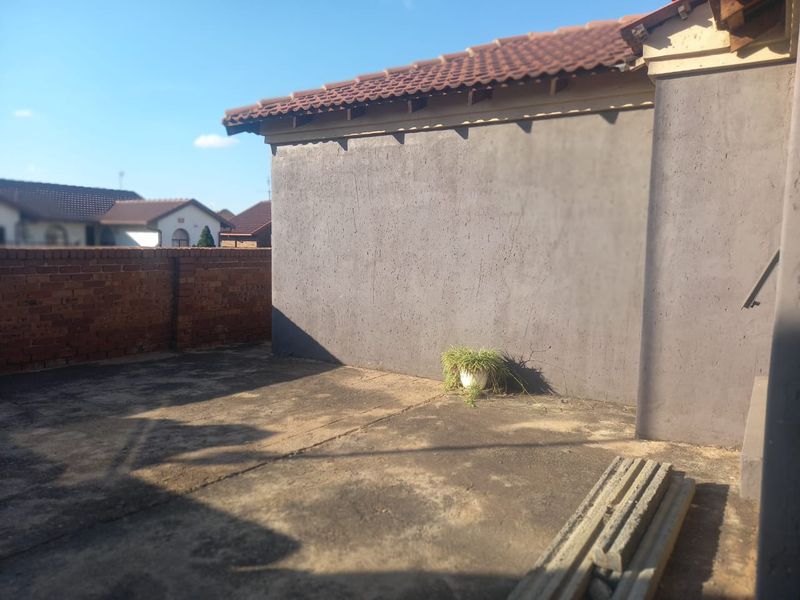 This welcoming investment property with three specious tiled bedrooms in the very big stand - Photo 2