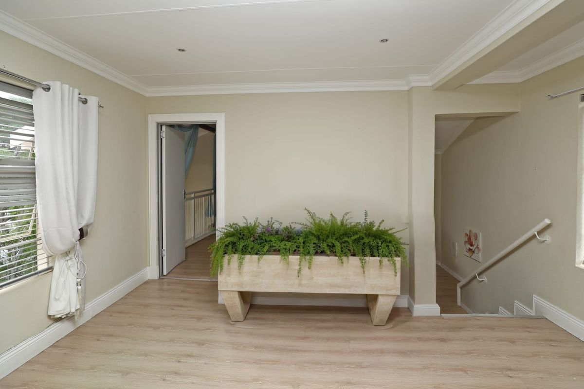 2/ 3 bed 2 bath duplex apartment - Photo 2