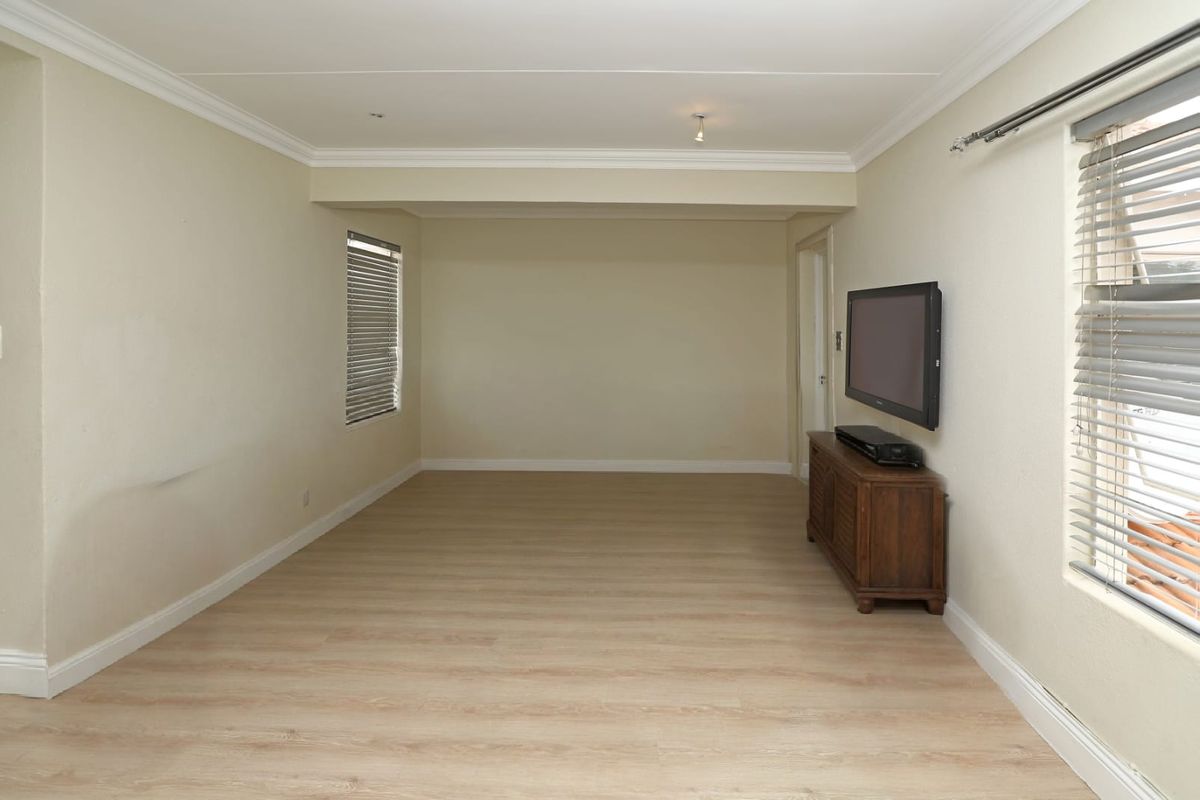 2/ 3 bed 2 bath duplex apartment - Photo 5