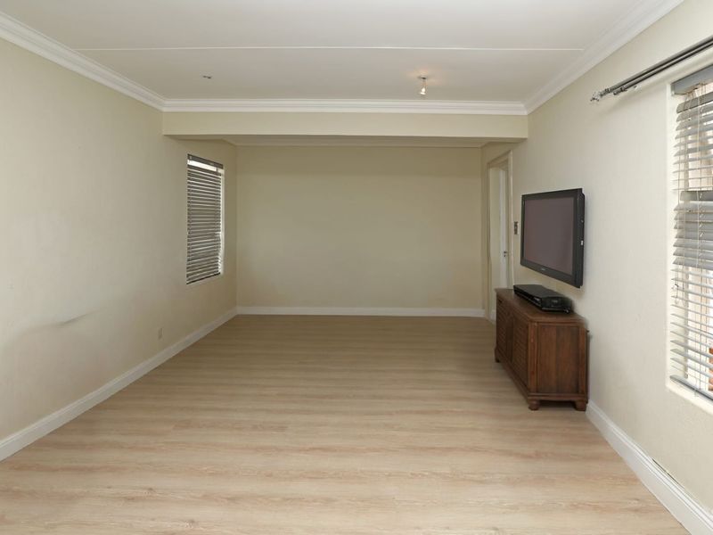 2/ 3 bed 2 bath duplex apartment - Photo 5