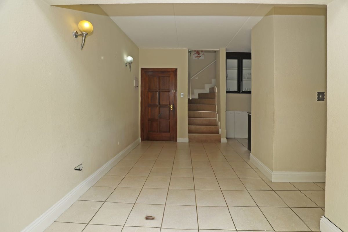 2/ 3 bed 2 bath duplex apartment - Photo 3