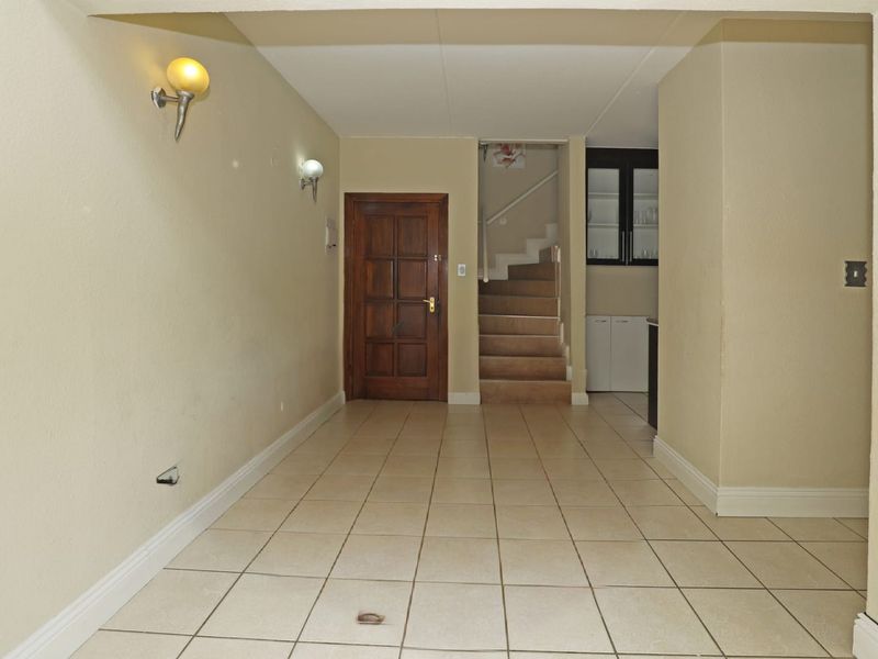 2/ 3 bed 2 bath duplex apartment - Photo 3