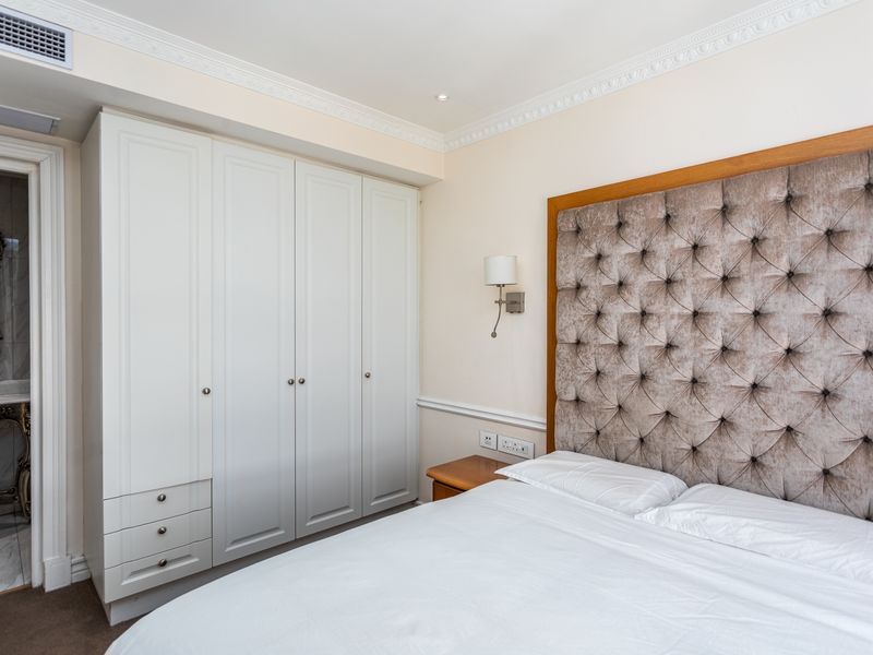 Luxury Coastal Living in the Heart of Sea Point - Photo 9