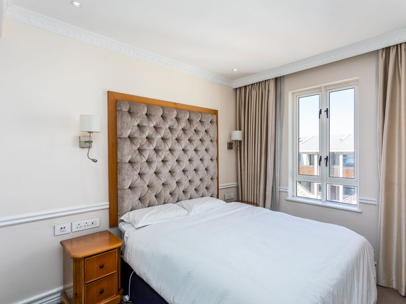 Luxury Coastal Living in the Heart of Sea Point - Photo 8