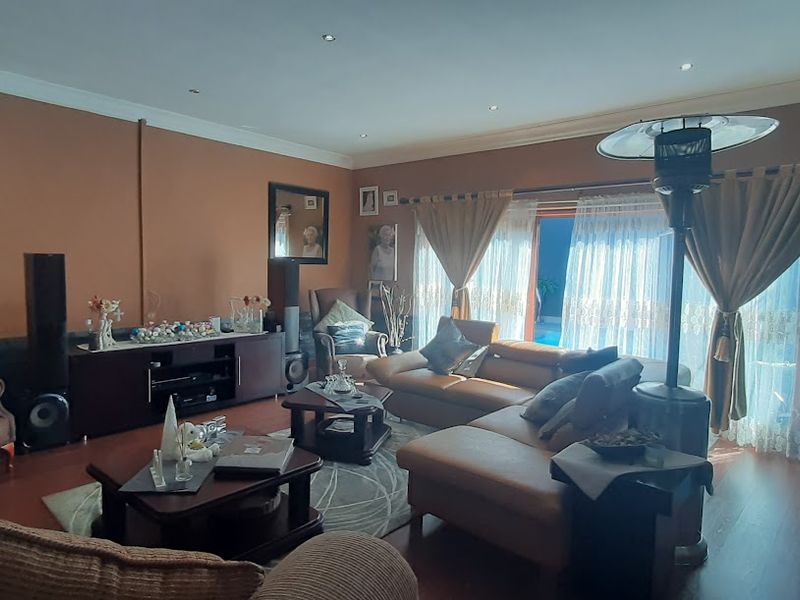 Ultra Modern property! - Photo 8