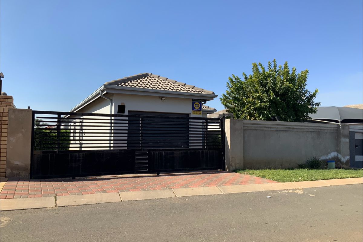 Home in enclosed Salfin sanctuary - Photo 4