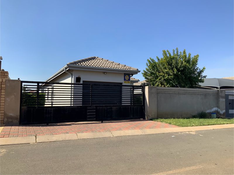 Home in enclosed Salfin sanctuary - Photo 4