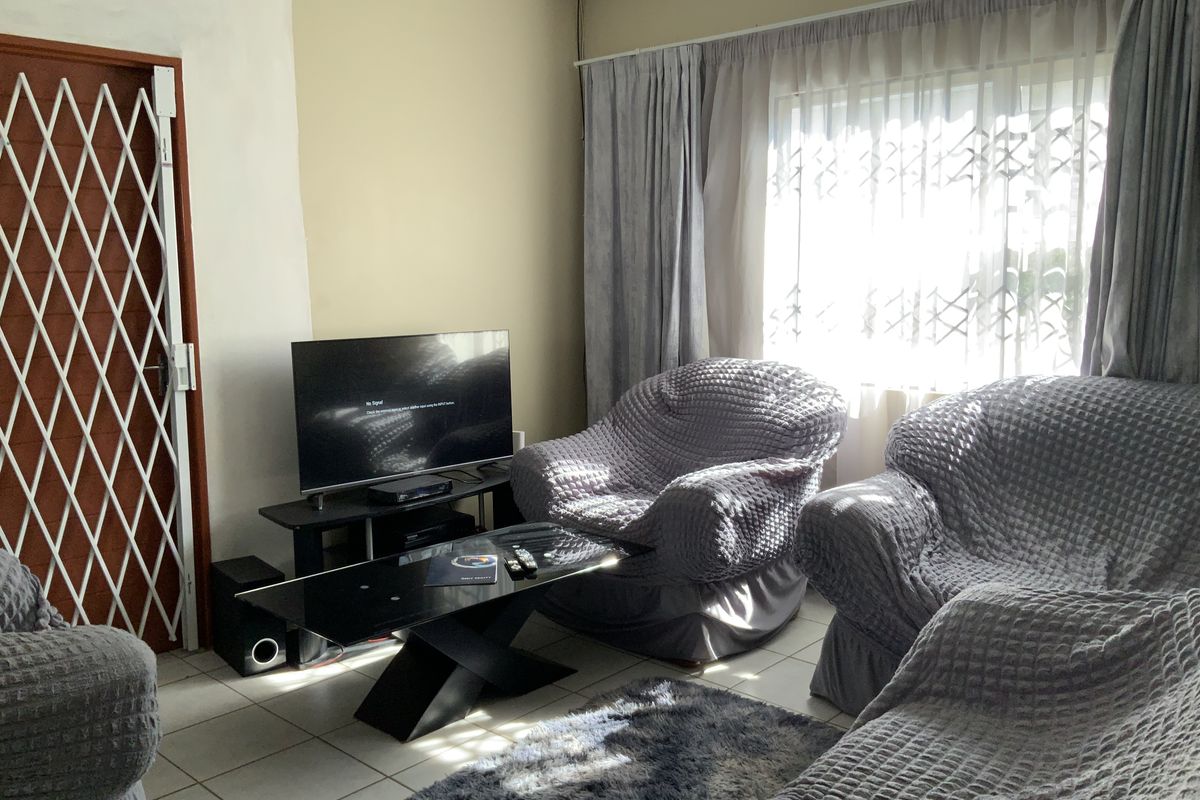 Home in enclosed Salfin sanctuary - Photo 3