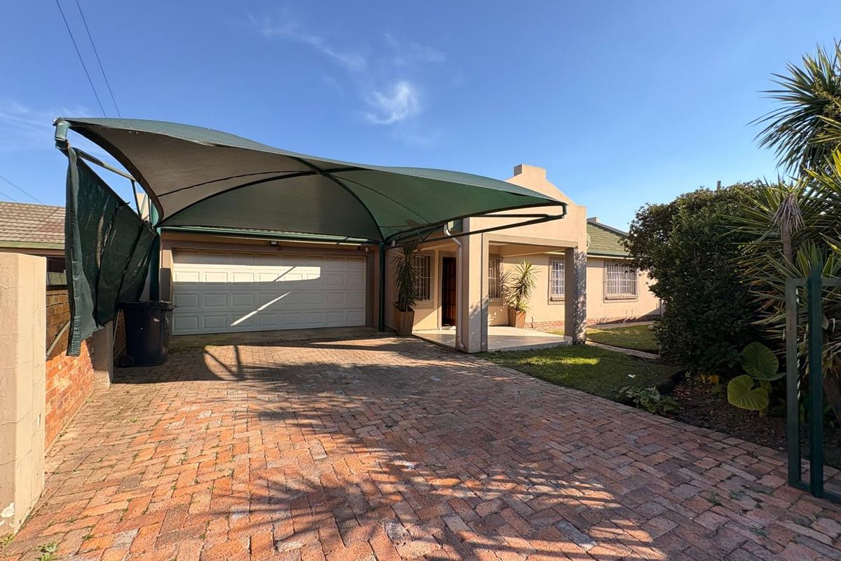 Three bedroom home in Dalpark Ext 1 - Photo 2