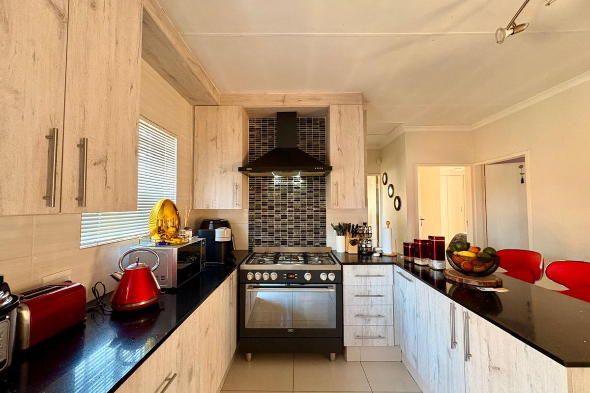 Three bedroom home in Dalpark Ext 1 - Photo 4