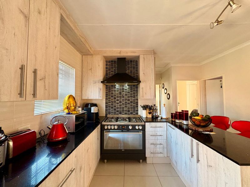 Three bedroom home in Dalpark Ext 1 - Photo 4