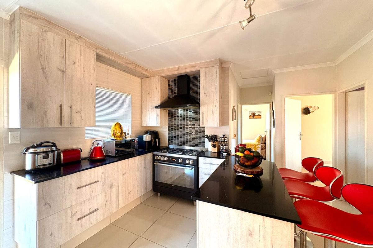 Three bedroom home in Dalpark Ext 1 - Photo 5