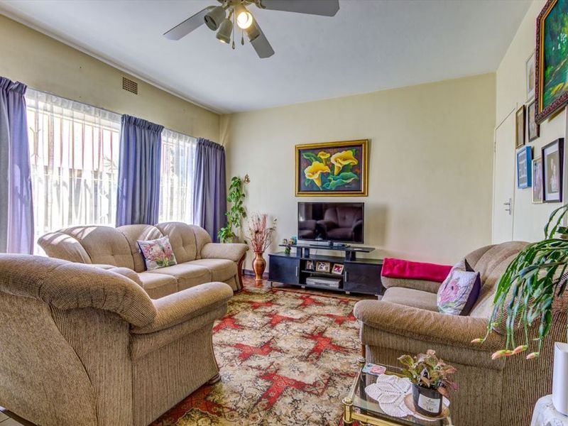 Spacious and beautiful! - Photo 3
