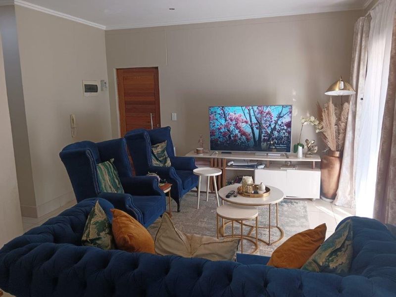 Modern 2 Bedroom Ground Floor Apartment Umhlanga Ridge | Priced to Sell - Photo 4