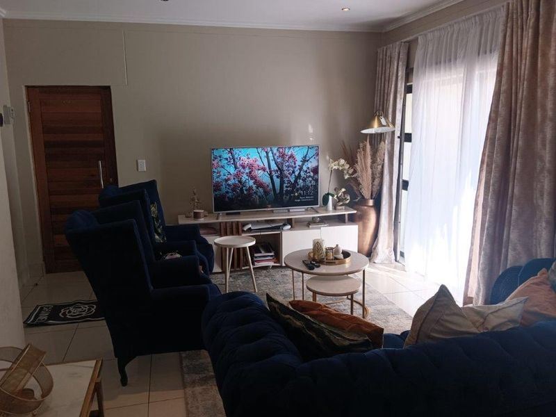 Modern 2 Bedroom Ground Floor Apartment Umhlanga Ridge | Priced to Sell - Photo 5