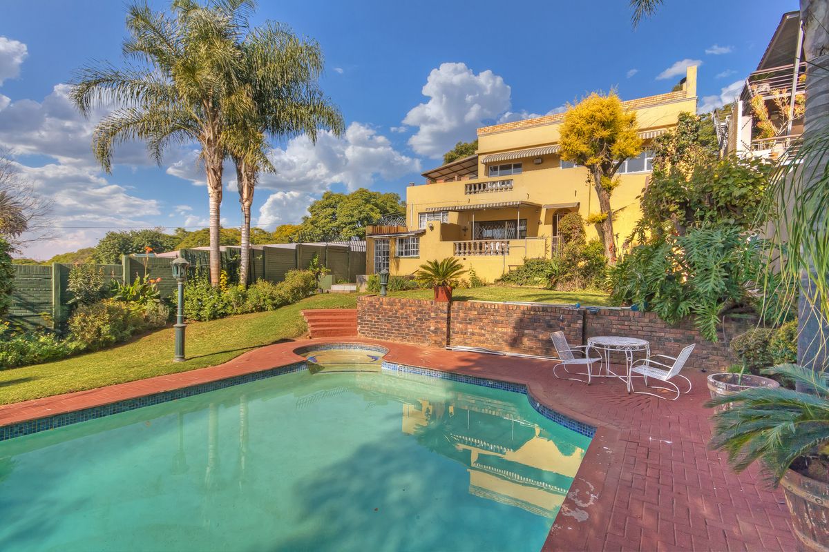 FEEL ON TOP OF THE WORLD IN THIS UNIQUE SPLIT LEVEL HOME WITH BREATHTAKING MOUNTAIN VIEWS - Photo 3
