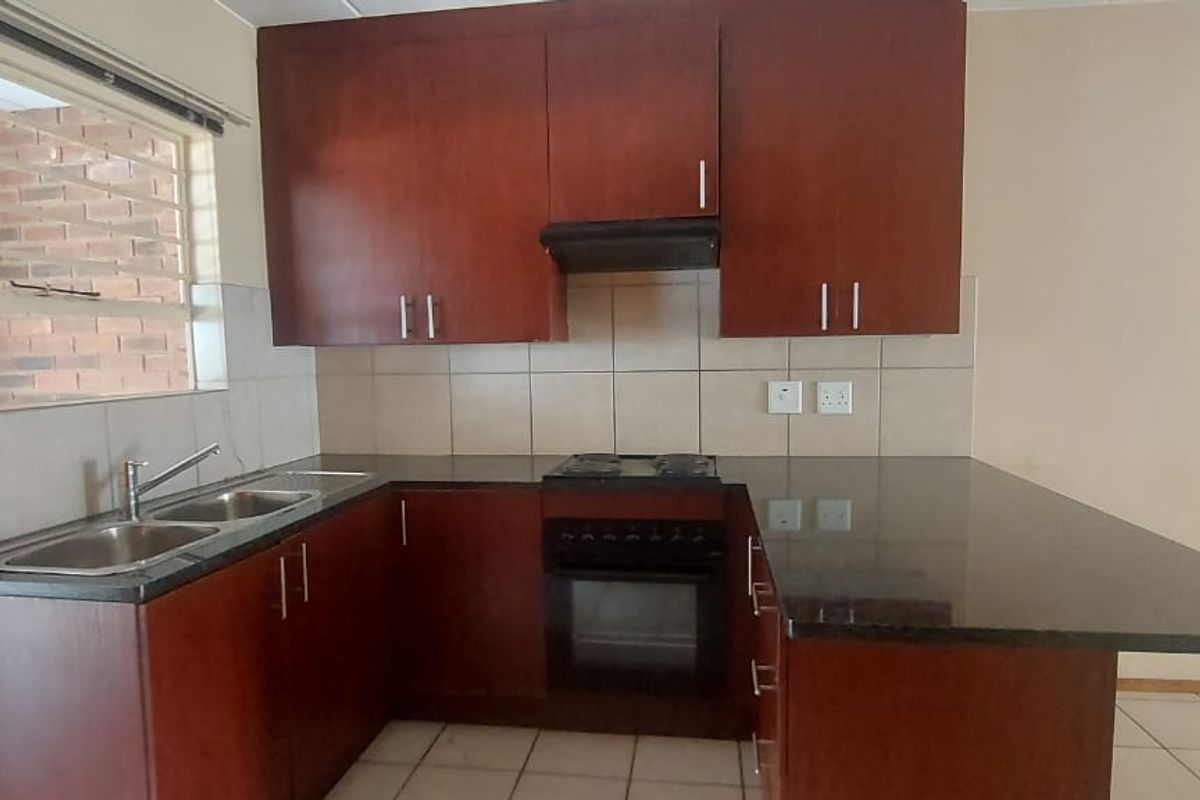 Spacious Ground Floor 2Bed/2Bath Townhouse For Sale in Terenure,Kempton Park - Photo 4