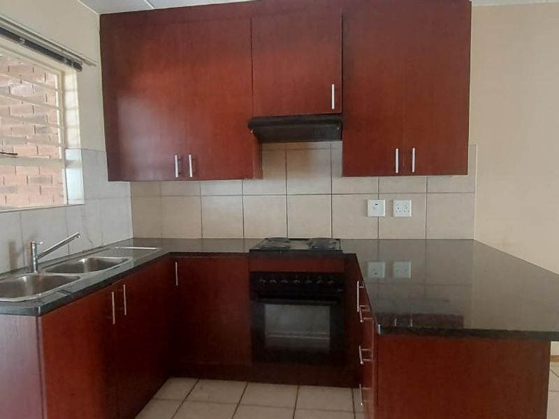 Spacious Ground Floor 2Bed/2Bath Townhouse For Sale in Terenure,Kempton Park - Photo 4