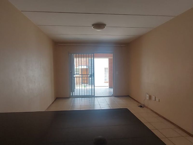 Spacious Ground Floor 2Bed/2Bath Townhouse For Sale in Terenure,Kempton Park - Photo 9