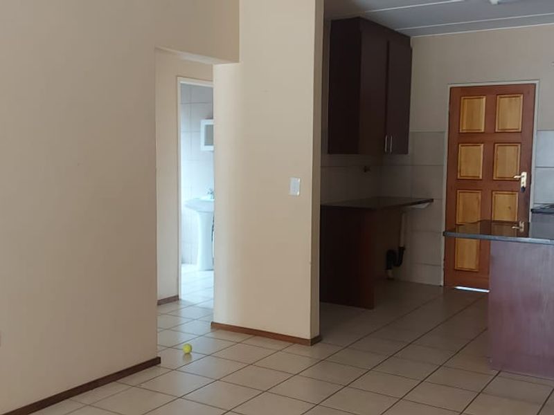 Spacious Ground Floor 2Bed/2Bath Townhouse For Sale in Terenure,Kempton Park - Photo 8