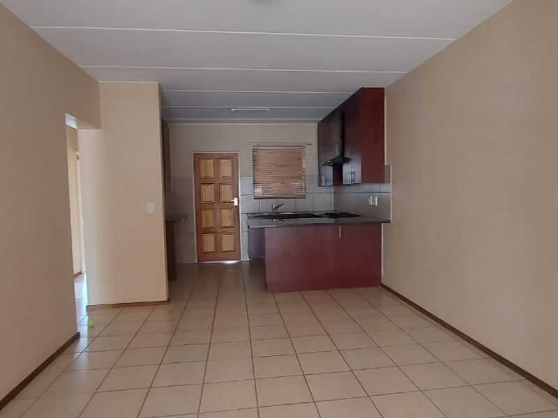 Spacious Ground Floor 2Bed/2Bath Townhouse For Sale in Terenure,Kempton Park - Photo 7