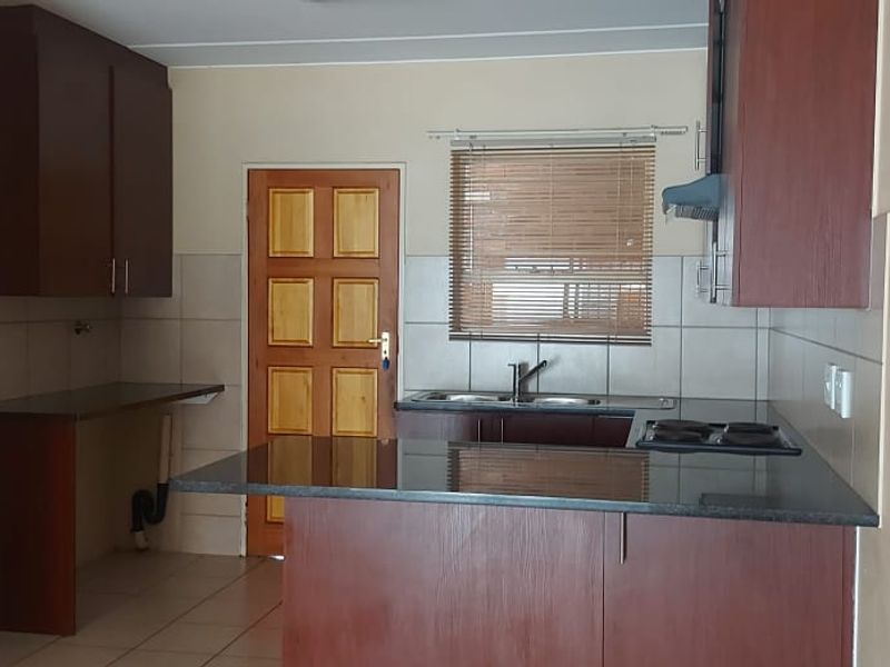 Spacious Ground Floor 2Bed/2Bath Townhouse For Sale in Terenure,Kempton Park - Photo 6