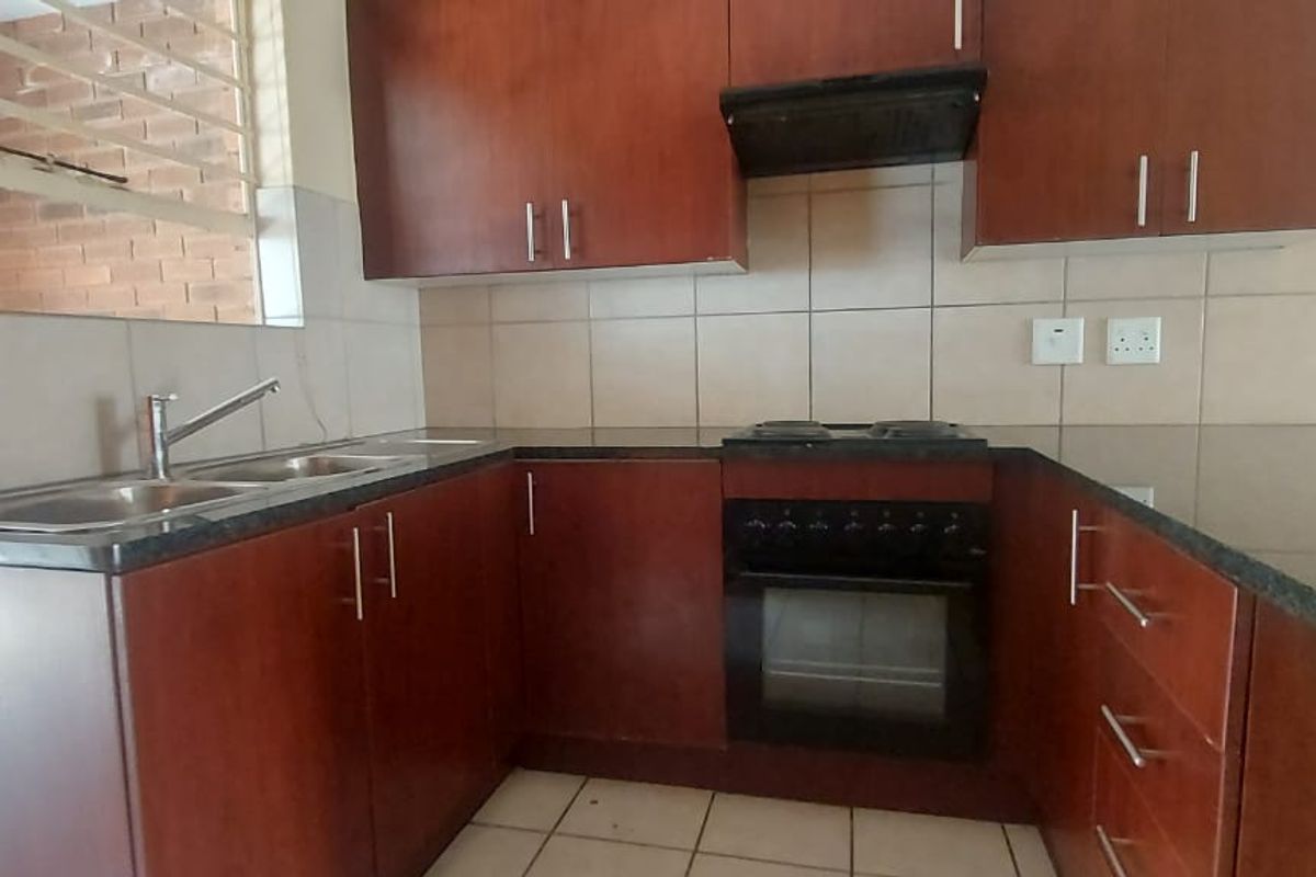 Spacious Ground Floor 2Bed/2Bath Townhouse For Sale in Terenure,Kempton Park - Photo 5