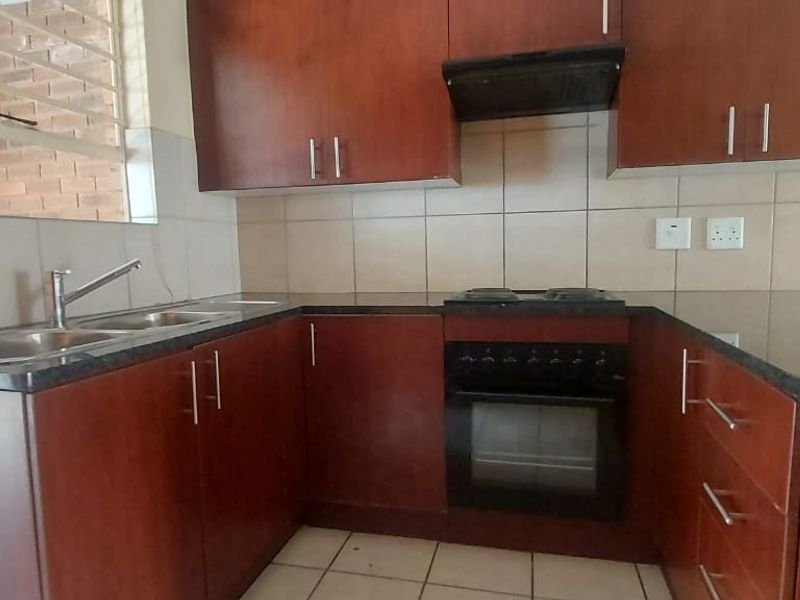 Spacious Ground Floor 2Bed/2Bath Townhouse For Sale in Terenure,Kempton Park - Photo 5