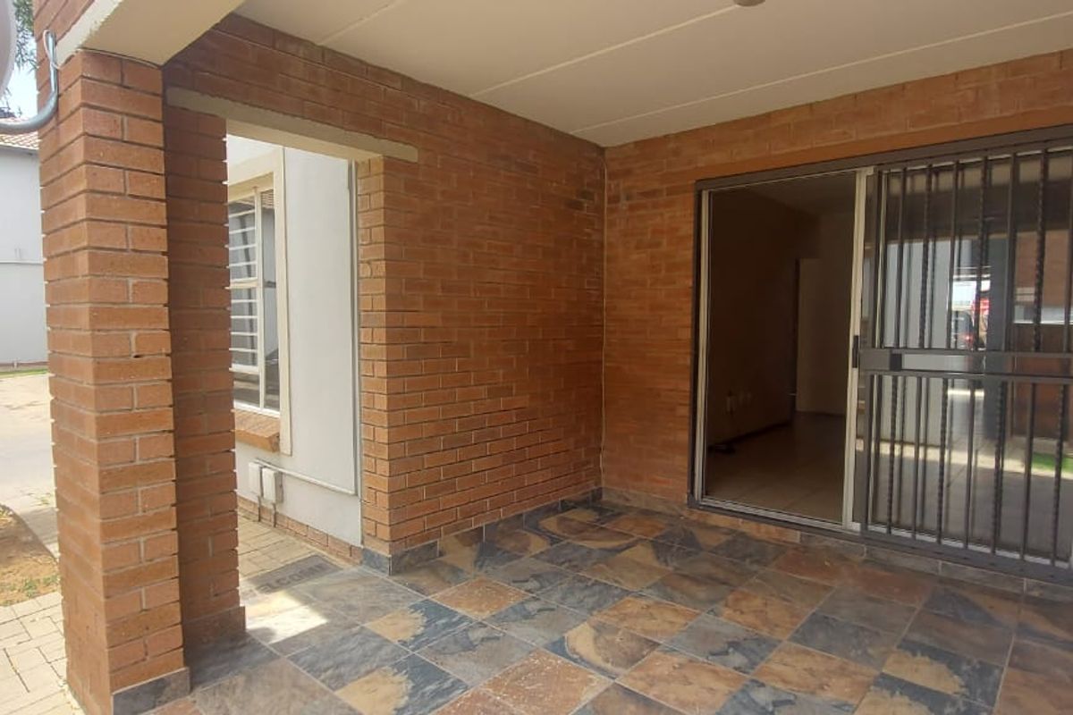 Spacious Ground Floor 2Bed/2Bath Townhouse For Sale in Terenure,Kempton Park - Photo 2