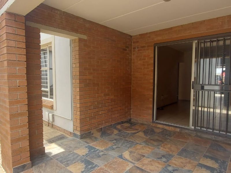 Spacious Ground Floor 2Bed/2Bath Townhouse For Sale in Terenure,Kempton Park - Photo 2