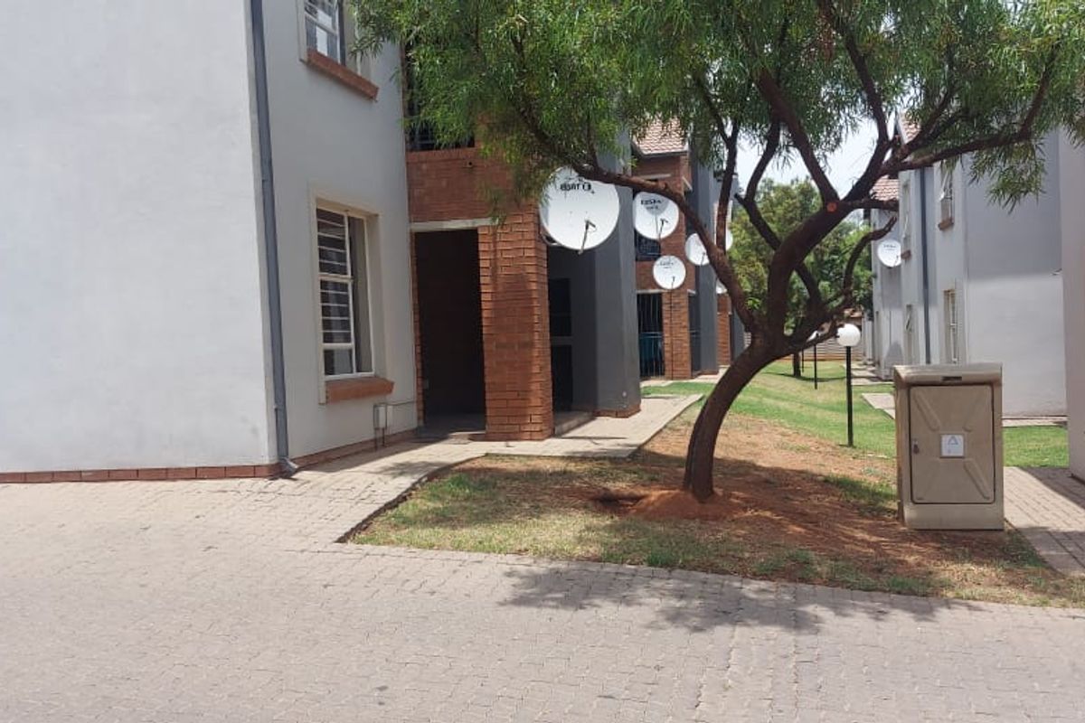 Spacious Ground Floor 2Bed/2Bath Townhouse For Sale in Terenure,Kempton Park - Photo 3