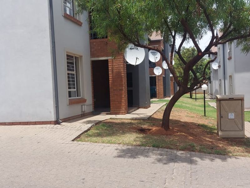 Spacious Ground Floor 2Bed/2Bath Townhouse For Sale in Terenure,Kempton Park - Photo 3