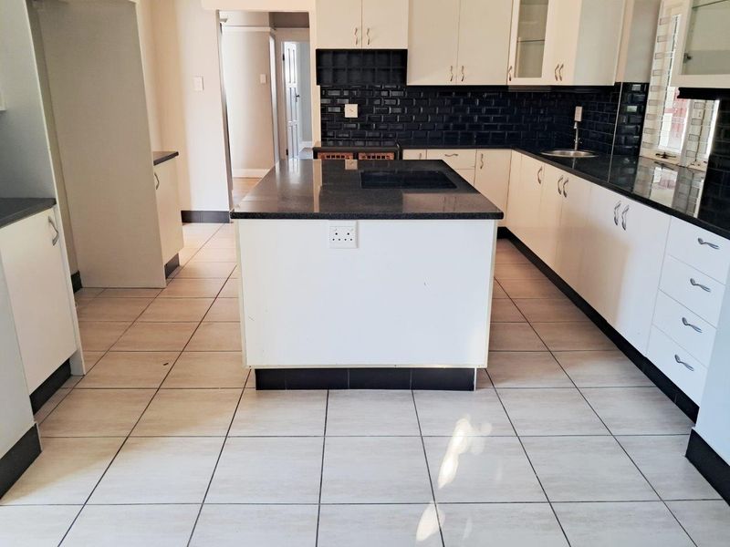 MILL PARK 4 BED 4 BATH HOUSE WITH DOUBLE GARAGE AND POOL FOR RENT - Photo 3