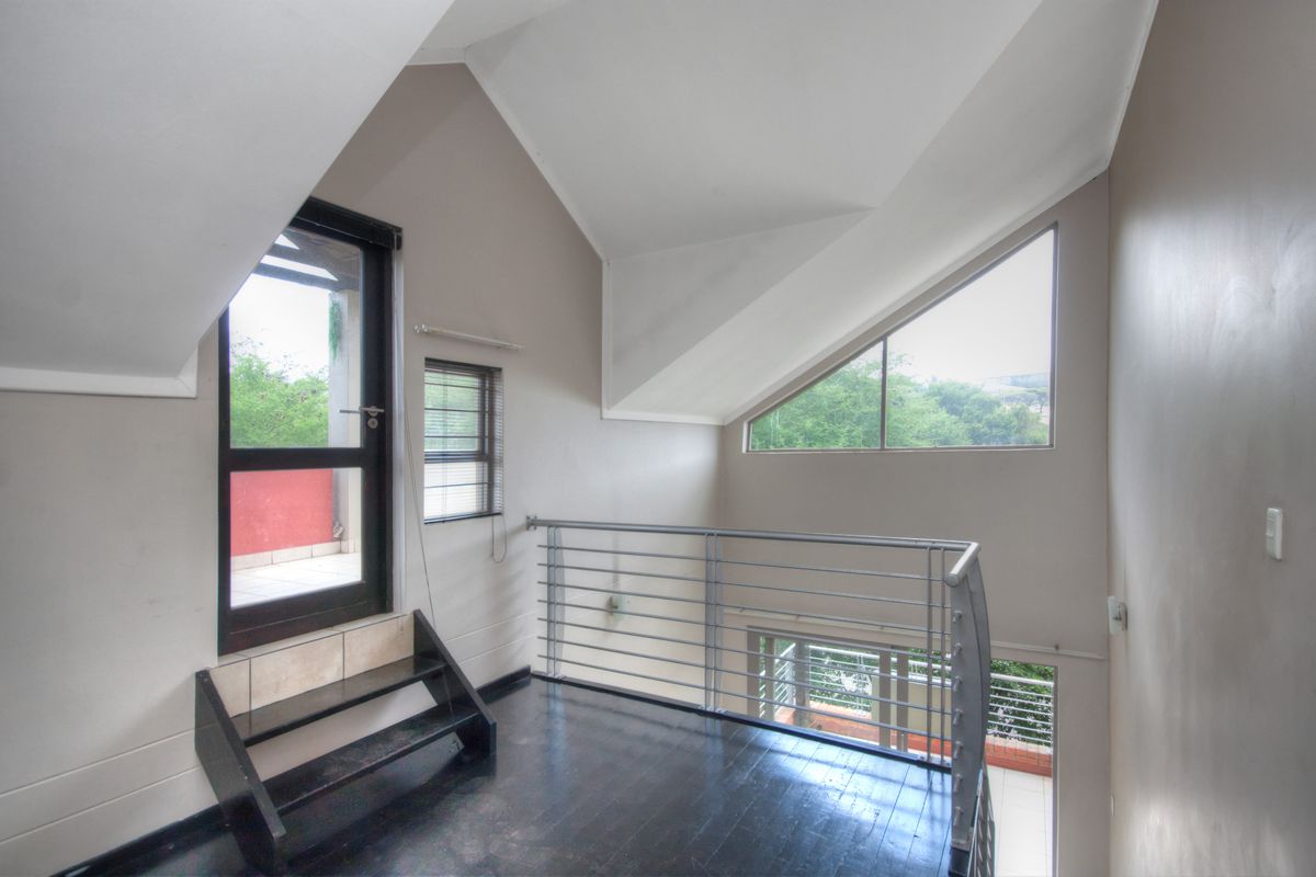1-Bedroom Apartment with Loft, 2 balconies with views of Sandton Skyline - Investment with Tenant - Photo 2