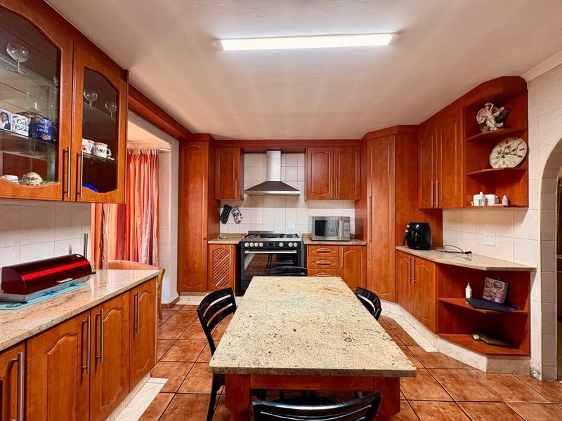 ✨ A Family Haven Awaits ✨ - Photo 5