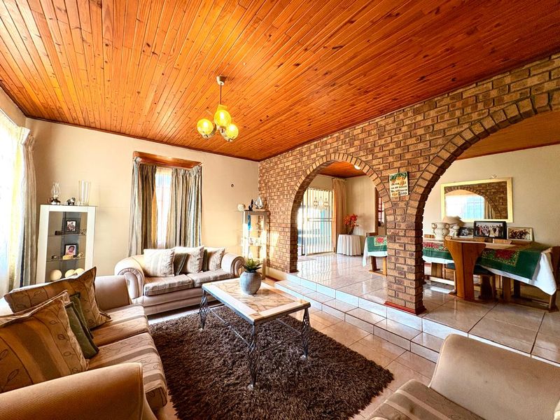 ✨ A Family Haven Awaits ✨ - Photo 10