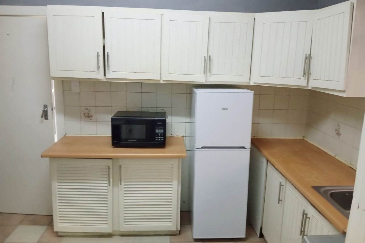 CENTRAL FURNISHED ROOM IN APARTMENT FOR RENT - Photo 2