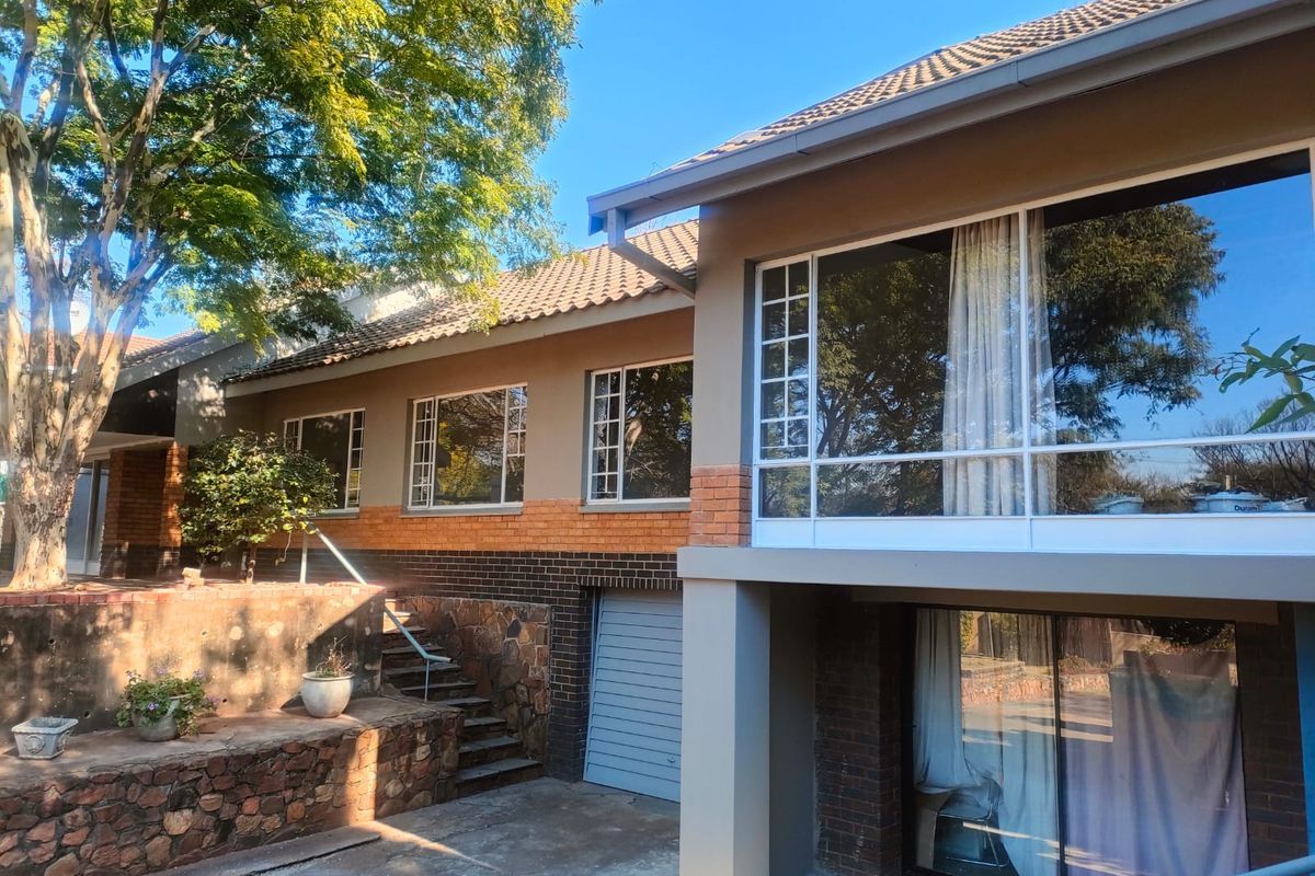 SPACIOUS 4 BEDROOM 3 BATHROOMS FAMILY HOUSE - Photo 2