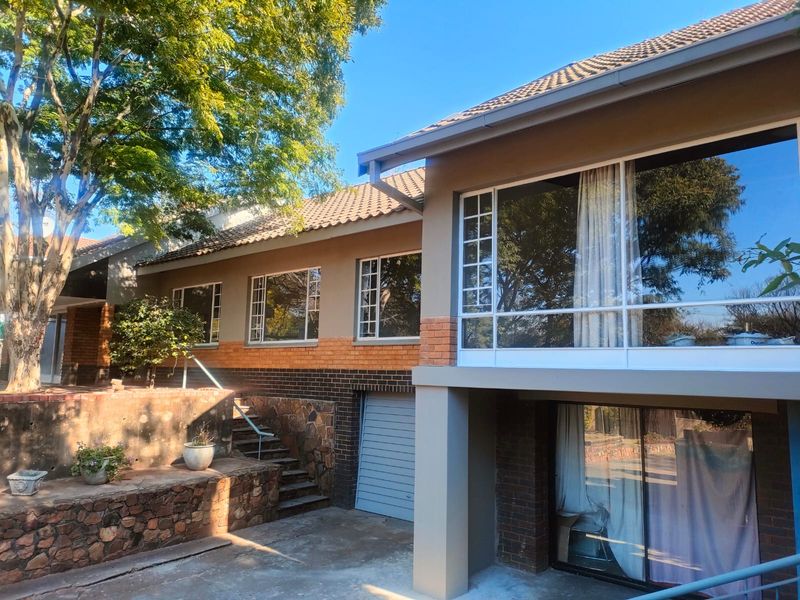 SPACIOUS 4 BEDROOM 3 BATHROOMS FAMILY HOUSE - Photo 2