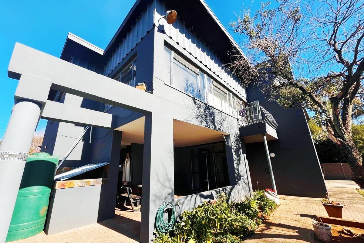 Stunnig Family Home in Brakpan - Photo 2